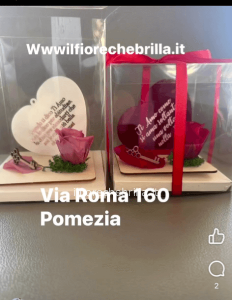 Cesto di fiori e frutta autunnale