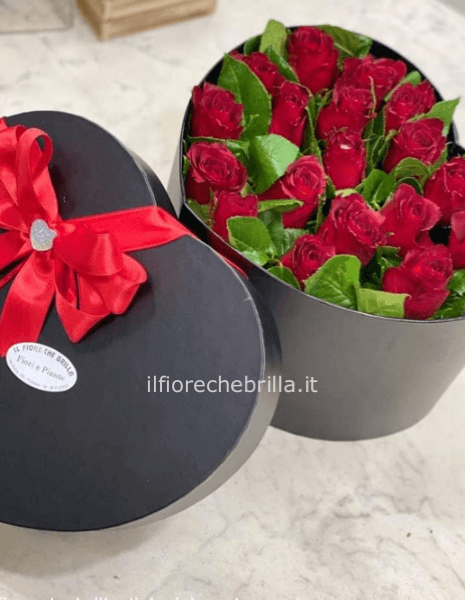 scatola con rose rosse