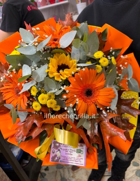 Bouquet di fiori misti gialli e arancioni