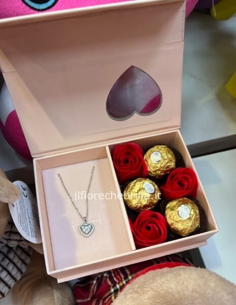 rose di sapone con con collana e cioccolatini