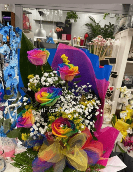 mazzo di fiori con rose multicolor