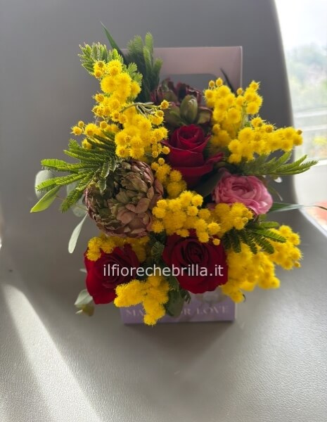 Scatola con fiori misti e mimosa