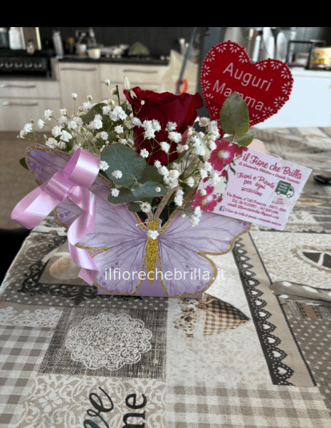 Scatola a forma di farfallina con rosa rossa