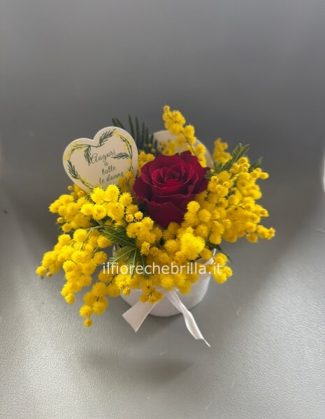 Scatola con mimosa e rose