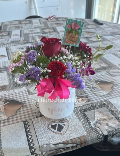 Vaso in ceramica con fiori misti 