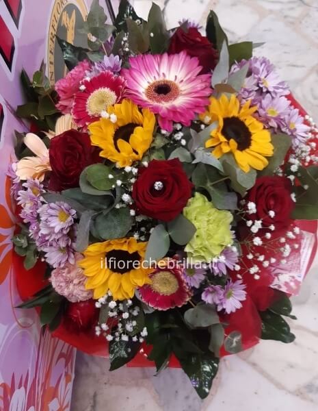 Bouquet assortito di fiori misti e rose