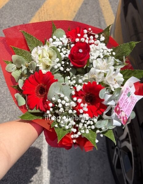 Bouquet di fiori sul rosso