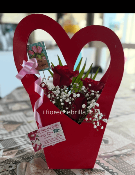 Scatola a cuore rosso con 3 rose