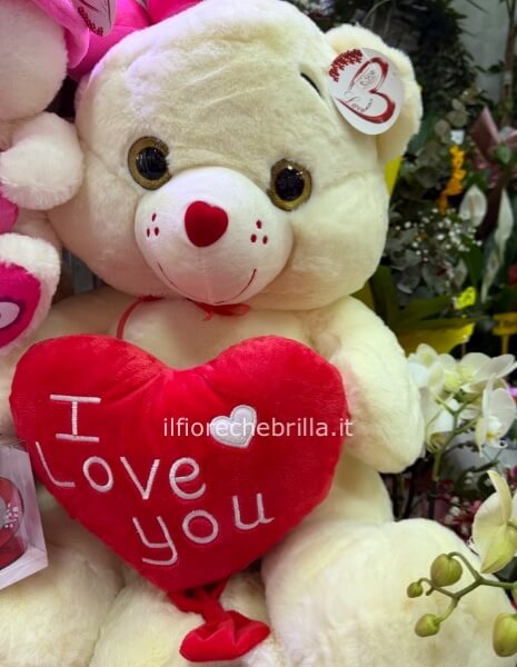 Orso grande bianco con cuore